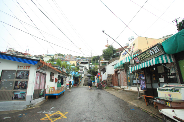 목포 옛 도심 인근의 서산동은 영화 ‘1987’ 촬영지로 유명해진 마을이다.