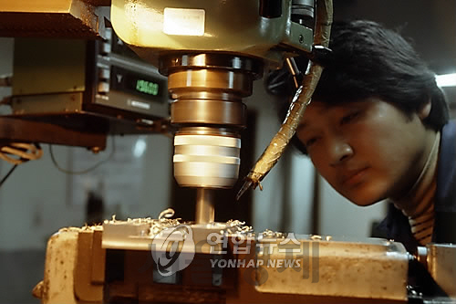 중소기업 대표들이 뿌리산업의 인력 양성 기관 설립을 주장하고 나섰다. 사진은 뿌리 산업 분야인 금형 업체의 한 직원이 절삭가공 공정을 살펴보는 모습. /연합뉴스