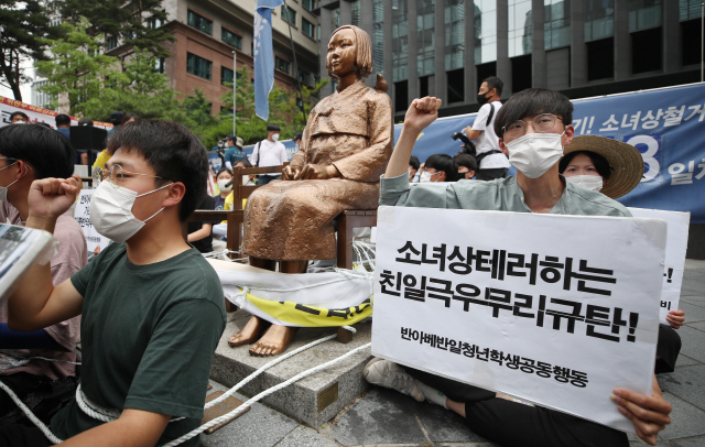 대학생단체 ‘반아베반일청년학생공동행동’ 소속 대학생들이 23일 오전 서울 종로구 옛 주한 일본대사관 앞 평화의 소녀상 주변에서 소녀상과 자신들의 몸을 끈으로 묶고 ‘소녀상을 지키자’ 등의 구호를 외치고 있다./연합뉴스