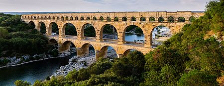 로마는 거대한 도로와 상수도망을 제국에 깔았다. 속주인 프랑스 남부에 건설한 수도교인 가르교. /위키피디아