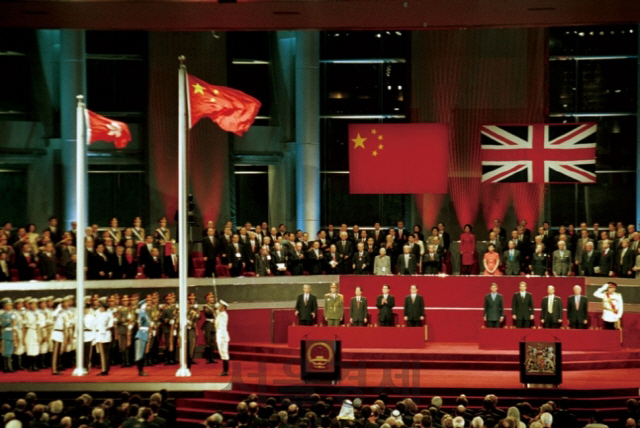 1997년 7월1일 0시 무렵 홍콩의 반환식이 진행중이다. 이날을 기해 155년간의 영국 통치가 마감되고 홍콩의 주권이 중국으로 넘어갔다. /연합뉴스