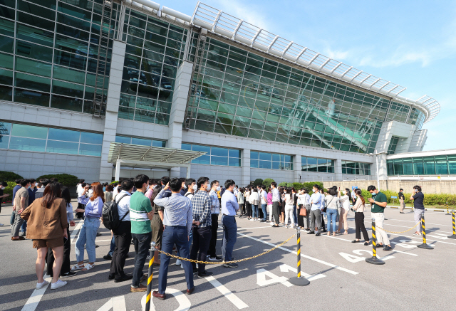 '알바 해서 정규직 하지, 공부는 왜 하나'... 인천공항 직고용 파장 확산