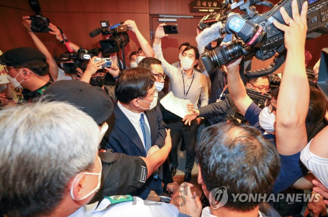 '알바 해서 정규직 하지, 공부는 왜 하나'... 인천공항 직고용 파장 확산