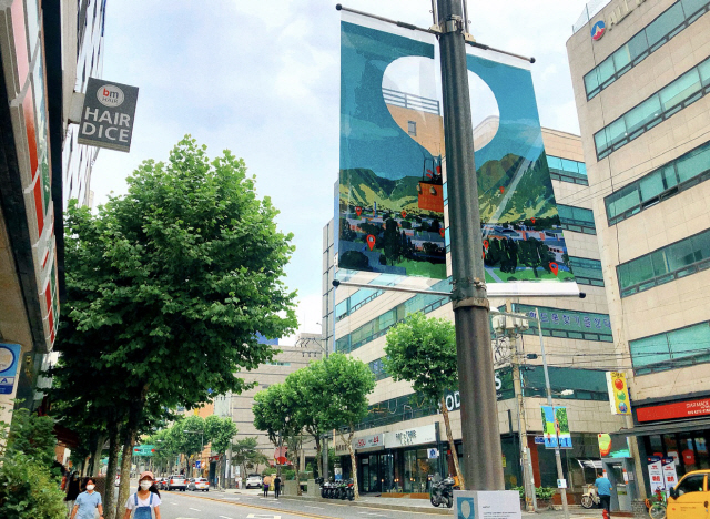 서울 강남구는 역삼로 창업가 거리의 가로등 현수기에 해외 청년작가의 예술작품을 게시하는 청년 공공미술 프로젝트를 진행한다./사진제공=강남구