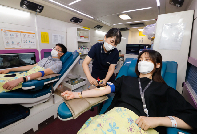 24일 서울 종로구 수송동 대림 본사에서 직원들이 ‘사랑의 헌혈 캠페인’을 진행하고 있다. 대림산업 관계자는 “긴급하게 수혈이 필요한 환자들의 소중한 생명을 살리는 데 도움이 되길 바란다”고 말했다./사진제공=대림산업