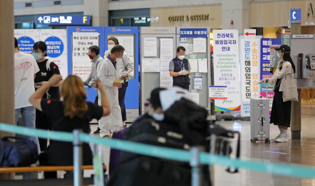 코로나19 신규 확진자 46명 중 해외 유입 확진자가 30명으로 집계된 23일 오후 해외 입국자들이 버스를 타기 위해 대기하고 있다./인천=연합뉴스