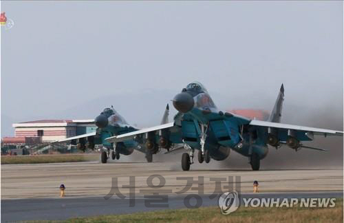 지난해 11월 북한 원산갈마비행장에서 열린 전투비행술경기대회에 등장한 미그-29기./연합뉴스