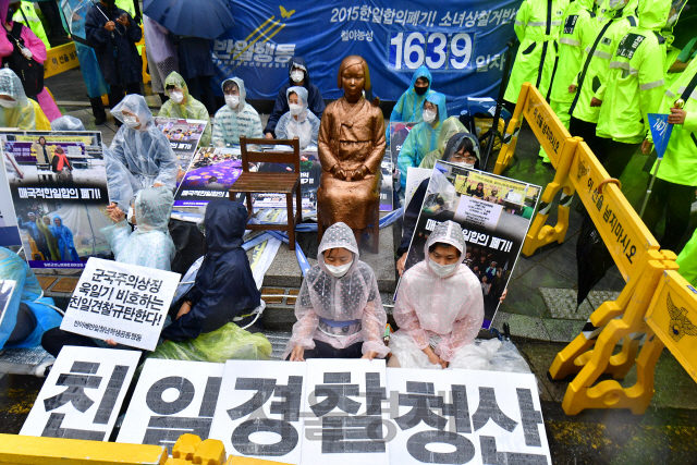 제1445차 정기 수요 시위가 열린 24일 오전 서울 종로구 옛 일본대사관 앞 소녀상에서 반아베반일청년학생공동행동 관계자와 소속 학생들이 소녀상 철거를 요구하는 단체들로부터 소녀상을 지키기 위해 연좌시위를 벌이고 있다./권욱기자 2020.6.24