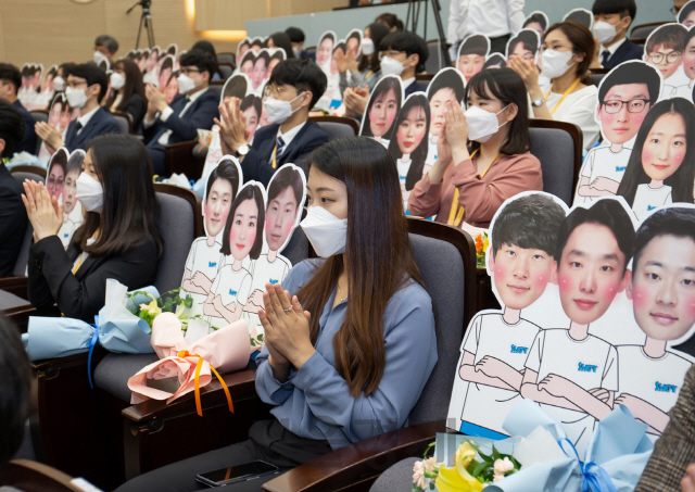 삼성 청년 소프트웨어 아카데미 2기 교육생들이 24일 서울 멀티캠퍼스 교육센터에서 열린 수료식에 참석하고 있다./사진제공=삼성전자