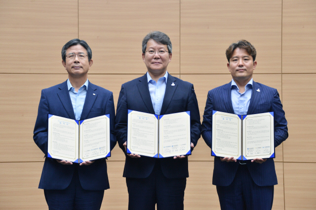 김영섭(왼쪽부터) 부경대학교 총장과 변성완 부산시장 권한대행, 심재민기장군 부군수가 24일 협약을 맺고 공공의료인력 확충을 위한 ‘방사선 의·과학대학 설립에 힘을 모으기로 했다./사진제공=부산시