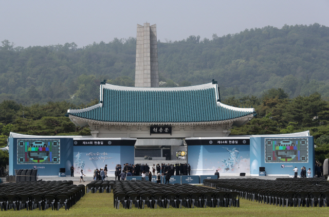 이 와중에...'전직 의원' 국립묘지 안장 법안까지