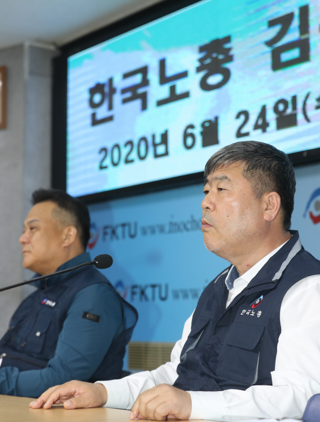 김동명(오른쪽) 한국노총 위원장이 24일 오후 서울 여의도 한국노총에서 열린 기자간담회에서 사회적대화·최저임금 등 최근 노사 현안에 대한 입장을 설명하고 있다.    /연합뉴스