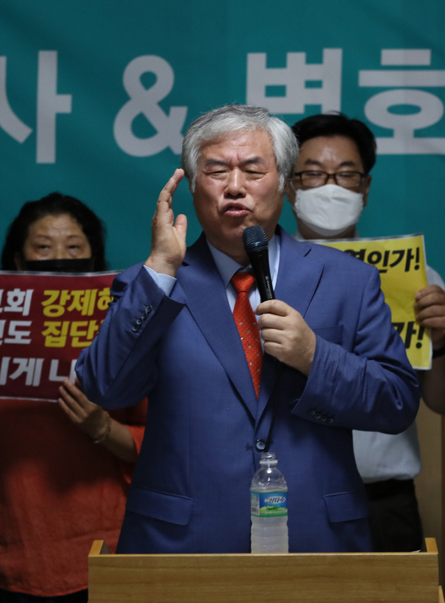 전광훈 목사와 변호인단이 24일 오전 서울 성북구 사랑제일교회에서 열린 기자회견에서 교회에 대한 명도집행과 관련해 입장을 밝히고 있다. /연합뉴스