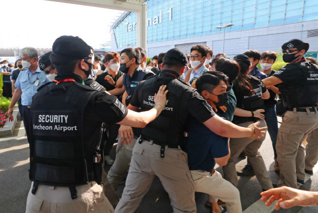 인천국제공항공사 노조원들이 지난 22일 오후 인천국제공항 제1터미널에서 열린 구본환 인천국제공항공사 사장의 ‘비정규직 근로자들 정규직 전환’ 관련 기자회견 입장을 막아서고 있다./연합뉴스