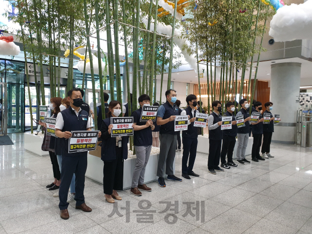 인천국제공항공사 정규직 노조원들이 24일 공항 청사 입구에서 보안검색 요원들의 직고용 계획을 반대하는 침묵시위를 벌이고 있다./사진=인천공항공사 노동조합