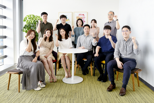 삼성생명 상품팀 직원들이 22일 서울 강남 본사에서 화이팅을 외치고 있다. /사진제공=삼성생명