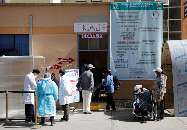 23일(현지시간) 볼리비아 수도 라파스의 한 병원에서 주민들이 코로나19 검사를 받기 위해 대기하고 있다./로이터연합뉴스