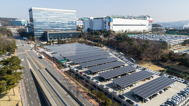 삼성전자 기흥캠퍼스 주차타워에 설치된 총 3,600장, 1,500KW 규모의 태양광 발전 시설. /사진제공=삼성전자