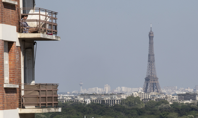 코로나19 이동제한령 덕분에 선명하게 보이는 에펠탑 /AP연합뉴스