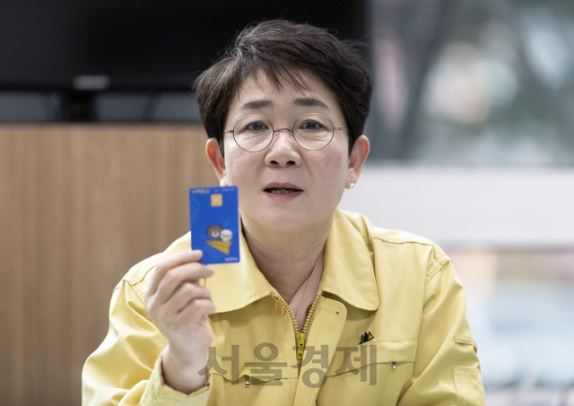 박정현 대덕구청장이 지역화폐 대덕e로움 카드를 소개하고 있다. 사진제공=대덕구