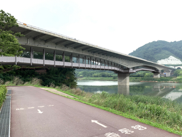 울산 옥동~농소 간 도로의 가칭 이예대교를 활용한 하부 매달기식 인도교가 25일 개통됐다. /사진제공=울산시