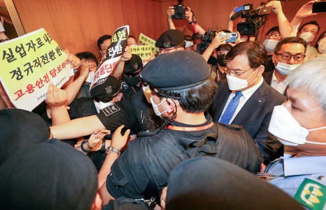 지난 22일 인천국제공항 제1여객터미널에서 보안검색 노동자 정규직화 관련 브리핑을 마친 구본환 인천국제공항공사 사장이 브리핑실을 나와 엘리베이터로 이동하던 중 직원들의 거센 항의를 받고 있다./인천=연합뉴스