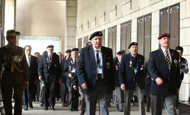 지난 2017년 4월 국가보훈처 초정으로 재방한한 영국·캐나다·호주·뉴질랜드의 유엔참전용사들이 서울 용산구 전쟁기념관을 둘러보고 있다.   /사진제공=국가보훈처