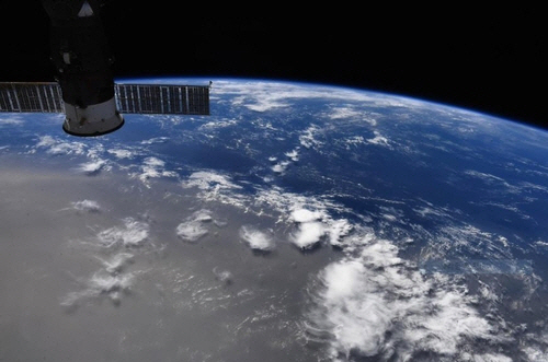NASA 우주비행사가 국제우주정거장에서 찍은 사하라 먼지구름./우주비행사 더그 헐리 트위터 캡처