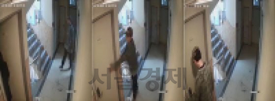 조모씨가 서울 신림동의 한 원룸 건물에 침입해 현관문을 열려고 하는 모습이 찍힌 CCTV 화면. /트위터 캡처