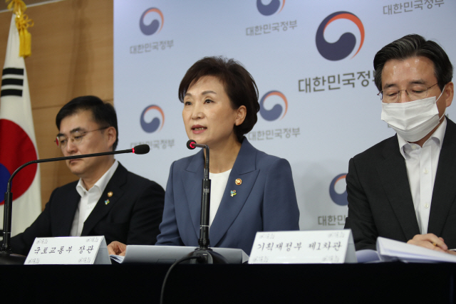 김현미(가운데) 국토교통부 장관이 17일 주택시장 안정을 위한 관리방안을 발표하고 있다. /서울경제DB