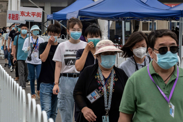 코로나19 검사를 기다리는 중국 베이징 시민들이 24일 검사소 앞에 길게 줄을 서 있다. /AFP연합뉴스
