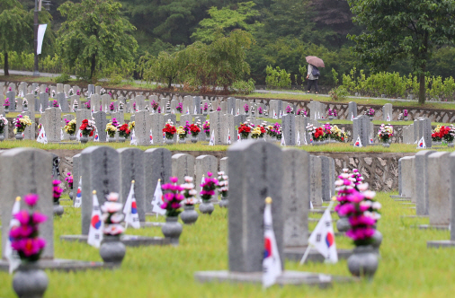 6·25전쟁 70주년인 25일 오전 서울 동작구 국립서울현충원에 참전유공자들의 묘역에 태극기와 무궁화가 놓여져 있다.  ./연합뉴스