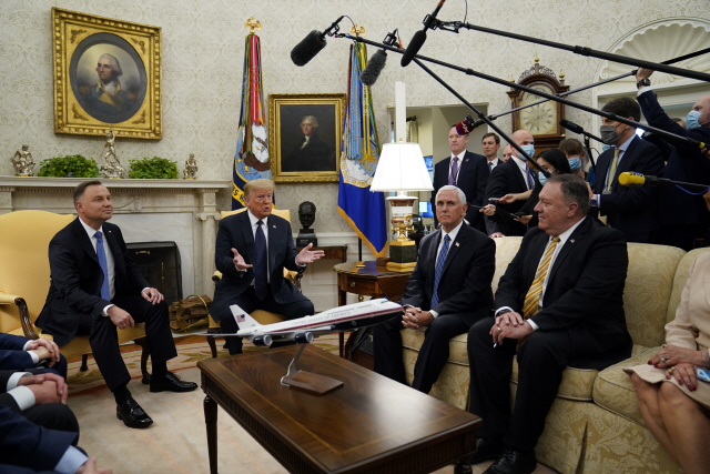 도널드 트럼프(왼쪽 두번째) 미국 대통령이 24일(현지시간) 워싱턴DC 백악관 집무실에서 안제이 두다(왼쪽) 폴란드 대통령과 정상회담을 하던 중 발언하고 있다. 3개월 만에 외국 정상과 만난 트럼프 대통령은 이날 정상회담 후 기자회견에서 독일 주둔 미군의 일부를 폴란드로 재배치하겠다고 밝혔다. /AP연합뉴스