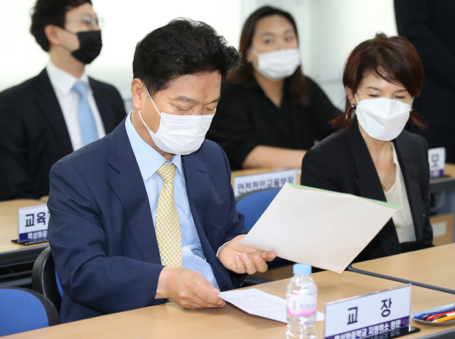 25일 오전 강신일 대원국제중학교 교장이 청문회장인 서울특별시교육청 학교보건진흥원에서 자료를 살펴보고 있다. /연합뉴스