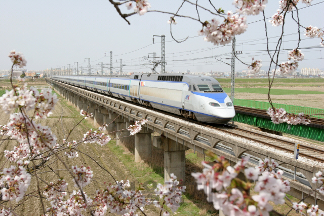 한국철도가 ‘2020 특별여행주간’ 지원을 위해 다양한 KTX 특가상품을 출시한다. 사진제공=한국철도