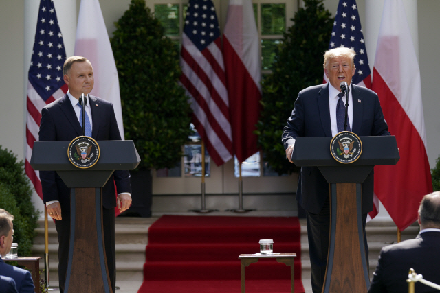 도널드 트럼프 미국 대통령이 24일(현지시간) 백악관 로즈가든에서 안제이 두다 폴란드 대통령과 공동 기자회견을 하고 있다. 트럼프 대통령이 백악관에서 외국 지도자를 만난 것은 3개월여 만에 처음이다.   /AP연합뉴스