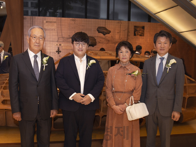 김철수(왼쪽부터) 포니정재단 이사장, 방시혁 빅히트 엔터테인먼트 의장, 故 정세영 현대산업개발 명예회장의 부인 박영자 여사, 정몽규 HDC 회장. /사진제공=포니정재단