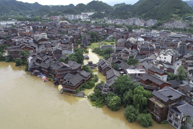한달 가까이 이어진 중국 남부지방 폭우로 지난 23일 구이저우성의 한 마을이 물에 잠겨 있다. /AP연합뉴스
