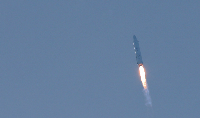 한국 최초의 우주발사체 나로호(KSLV-1)가 지난 2013년 전남 고흥군 외나로도 나로우주센터에서 발사돼 우주로 향하고 있다. /연합뉴스