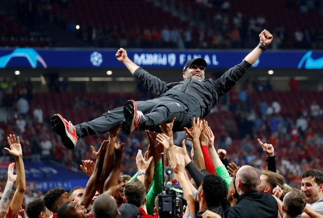 지난 시즌 UEFA 챔피언스리그 우승 뒤 리버풀 선수들이 위르겐 클롭 감독을 헹가래 치고 있다. /로이터연합뉴스