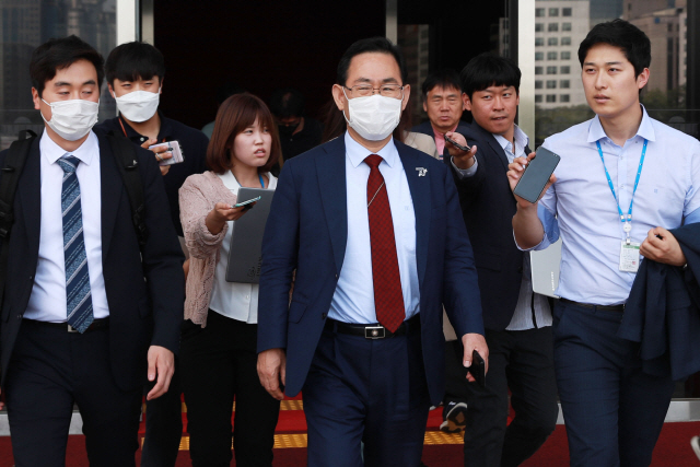 주호영 미래통합당 원내대표가 26일 서울 여의도 국회 본청을 나서며 취재진의 질문을 받고 있다. /연합뉴스