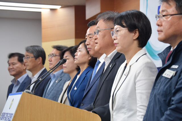 김해공항 확장안(김해신공항안)에 대한 국무총리실의 검증결과 발표를 앞둔 가운데 부산시 구청장·군수협의회 16개 기초단체장은 26일 부산시청에서 기자회견을 열고 총리실의 신속하고 명확한 검증 결과를 촉구했다./사진제공=부산시