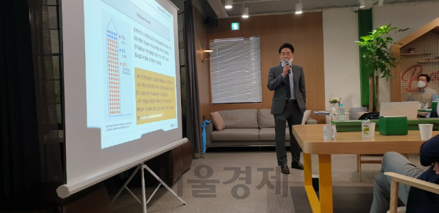 복준호 이지스자산운용 개발투자부문 대표가 25일 서울 강남 그레이프라운지에서 열린 서울부동산포럼 세미나에서 포스트 코로나 시대 밸류애드 전략에 대해 강연하고 있다./사진제공=서울부동산포럼