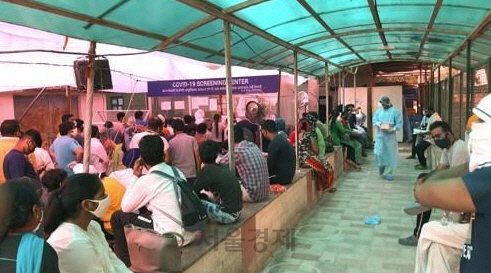 인도 뉴델리 코로나19 지정병원에서 진료를 기다리는 시민들 /AP연합뉴스