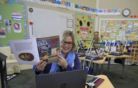 미국 켄터키주 세인트프랜시스스쿨의 한 교사가 코로나19로 등교하지 못한 학생들에게 온라인 수업을 하고 있다./AFP연합뉴스