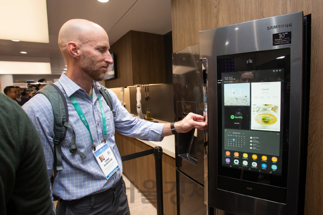 지난 1월 미국 라스베이거스에서 열린 CES2020에서 관람객이 삼성전자 패밀리허브 냉장고를 만져보고 있다./사진제공=삼성전자