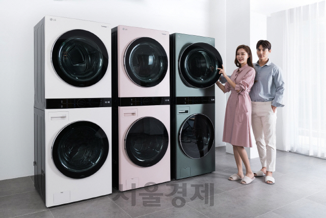 LG전자 모델들이 지난 4월 출시된 원바디 세탁건조기 ‘트롬 워시타워’를 소개하고 있다. 인공지능을 탑재한 이 세탁건조기는 옷감 손상을 줄여주는 기능뿐 아니라 세탁부터 건조까지 들어가는 시간을 획기적으로 줄여준다./사진제공=LG전자