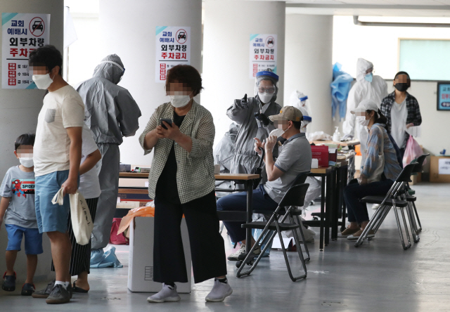 26일 신종 코로나바이러스 감염증(코로나19) 확진자가 발생한 서울 관악구 왕성교회에 설치된 임시 선별진료소에서 교인들이 검체 채취를 받고 있다./연합뉴스