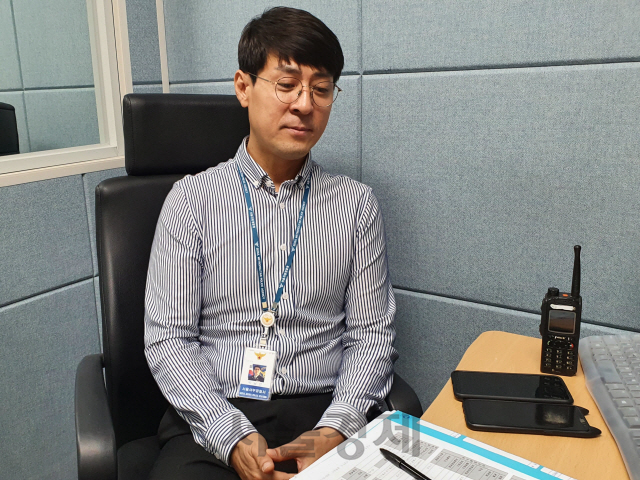 박남선 서울 서부경찰서 여청과 경위가 수사 관련 기록을 살펴보고 있다./김태영기자