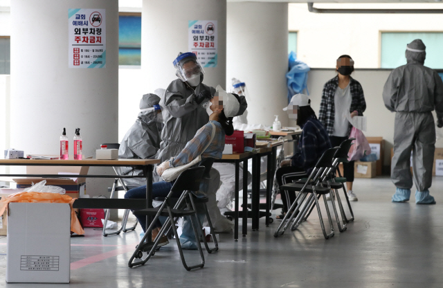 26일 신종 코로나바이러스 감염증(코로나19) 확진자가 발생한 서울 관악구 왕성교회에 설치된 임시 선별진료소에서 교인들이 검체 채취를 받고 있다. /연합뉴스